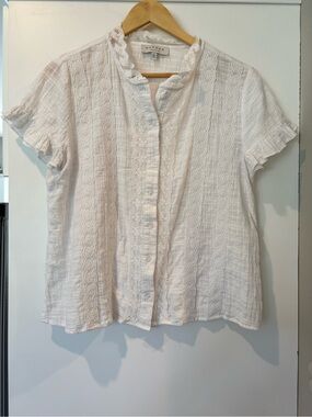 Hayden short sleeve white blouse with very pretty lace appliqué detail size M